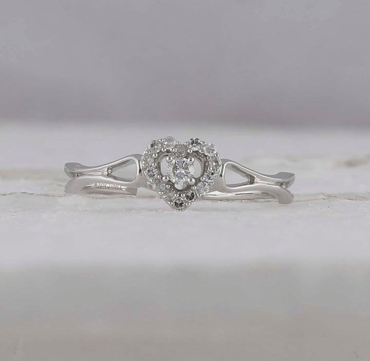 10kt White Gold Womens Round Diamond Heart Promise Bridal Ring 1/10 Cttw